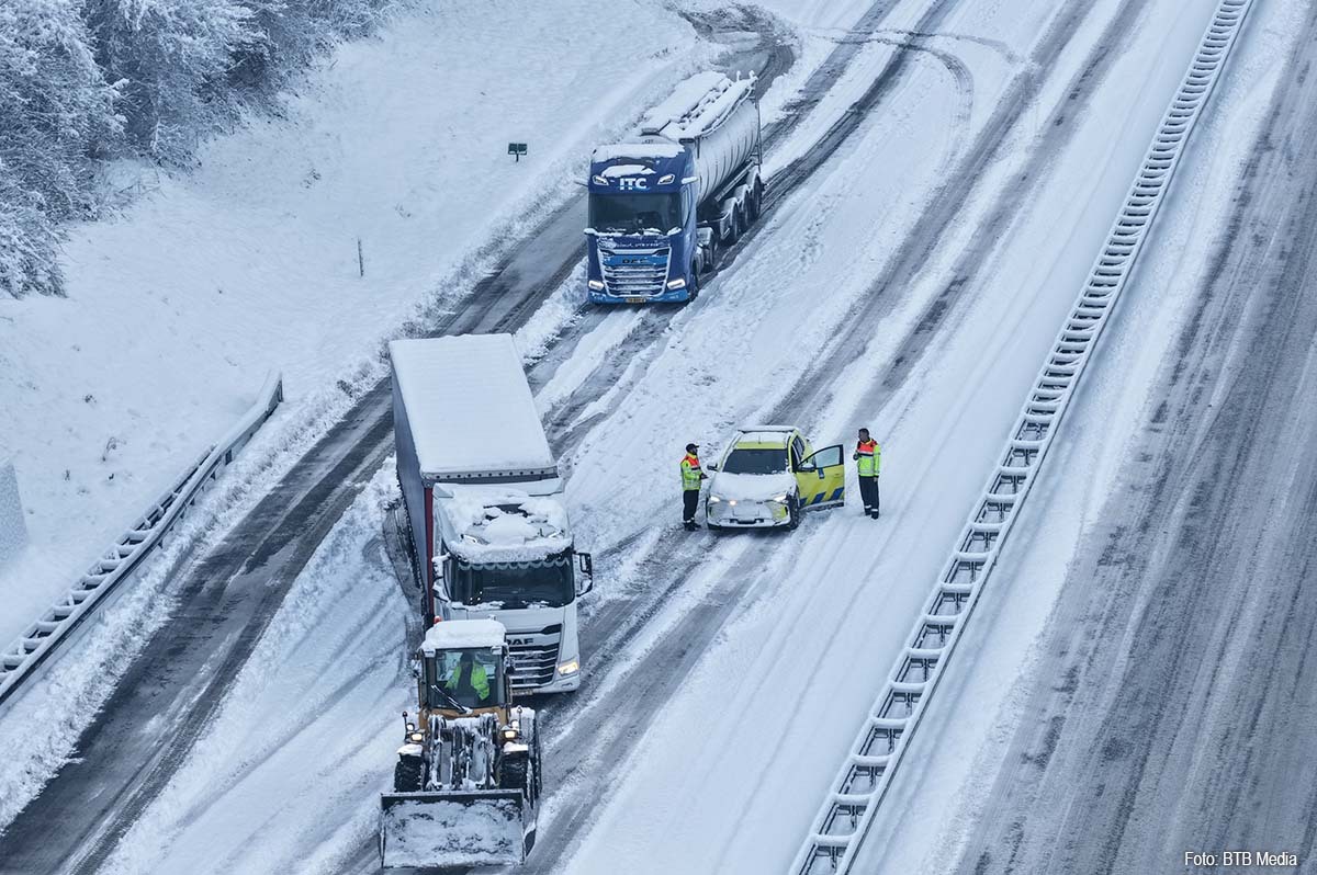 vrachtwagen vast in de sneeuw